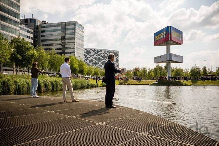 What do boats, men in suits and WTC Schiphol have in common?