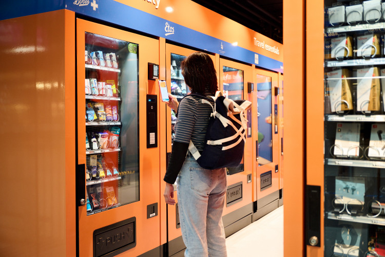 First self-service store opens at Schiphol Plaza 